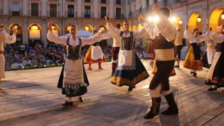 «Aplec de Danses» en la Plaça de Dins de Alcoy