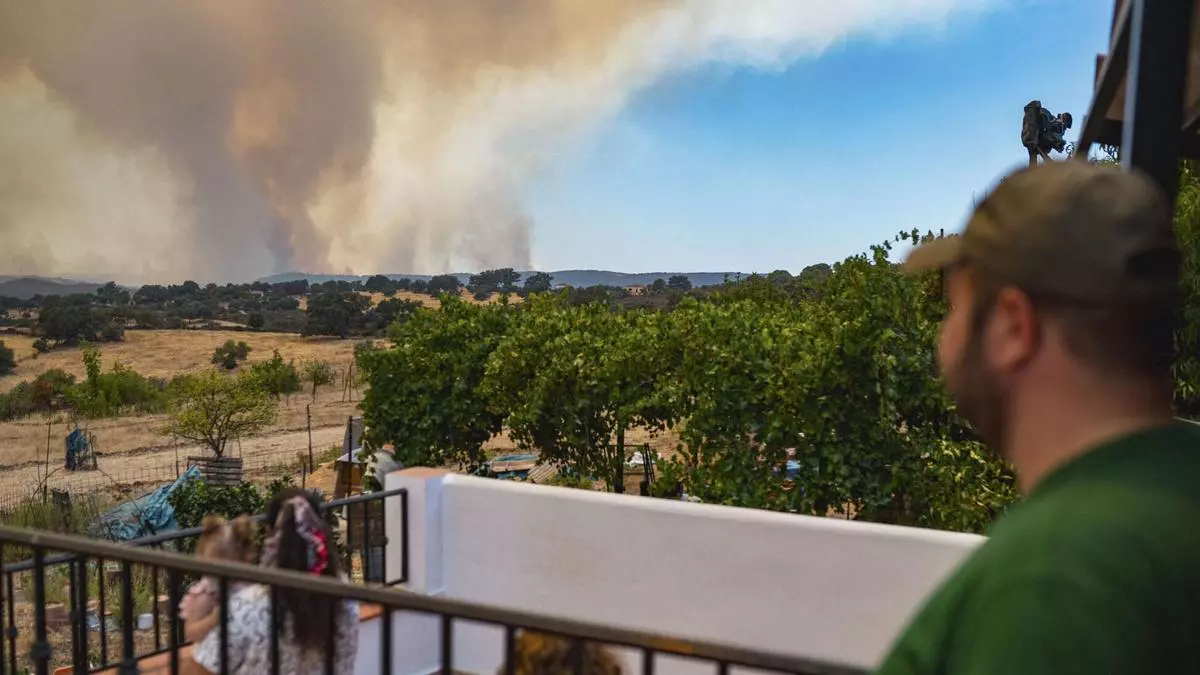 VÍDEO | La Guardia Civil desaloja El Madroño (Sevilla) por el incendio de Niebla y corta dos carreteras