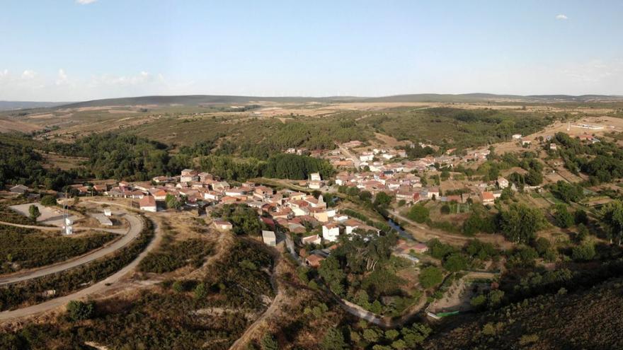 Vista aérea de Valer, localidad perteneciente a Gallegos del Río. A la derecha, una cesta con setas recolectadas.  | CH. S.
