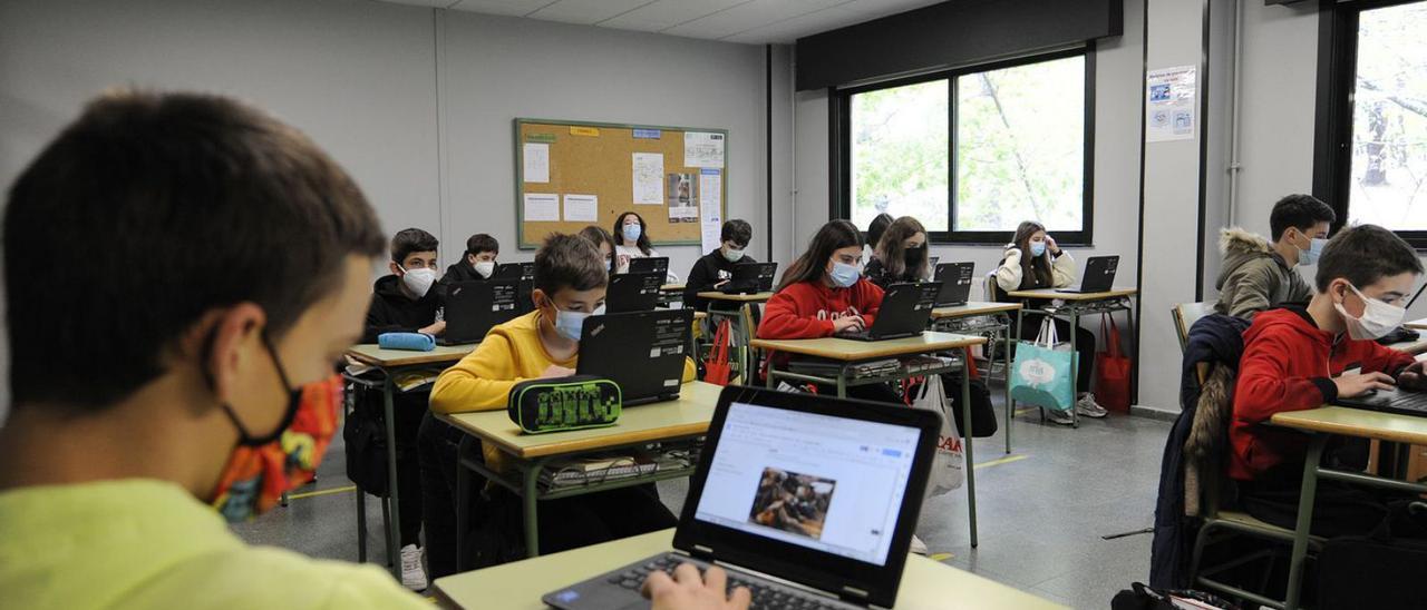 Alumnos en una clase, cuando la mascarilla era obligatoria.