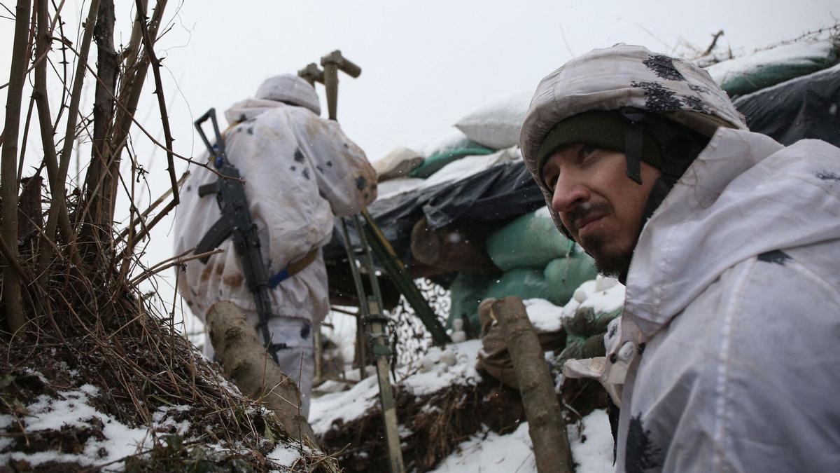 Un miembro de las fuerzas armadas de Ucrania coge posiciones de combate en la región de Donetsk.
