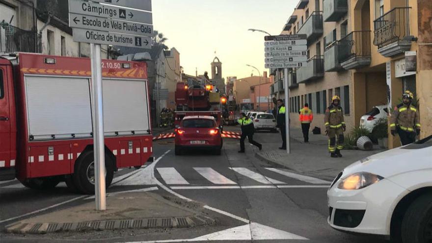 Un incendi en una casa de Sant Pere Pescador fa cedir-ne part del sostre