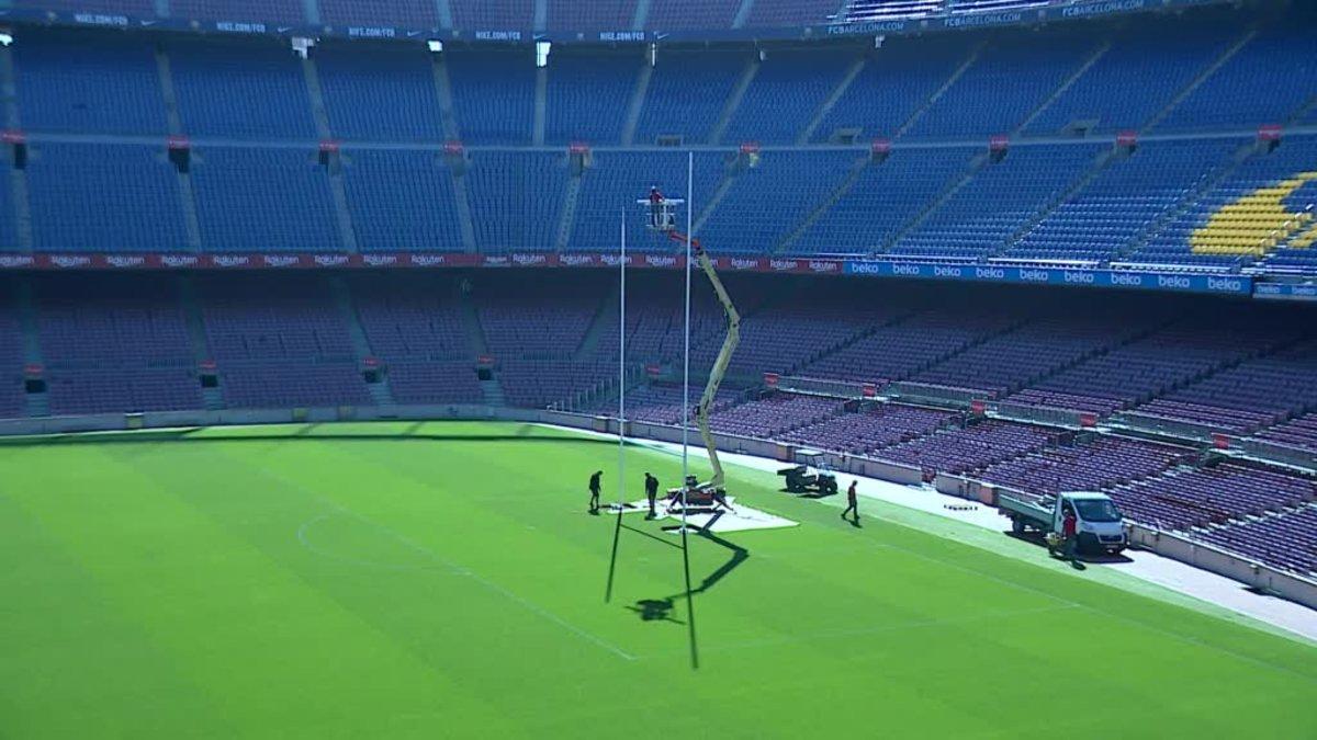 Los preparativos del Camp Nou para acoger el partido de rugby a 13.