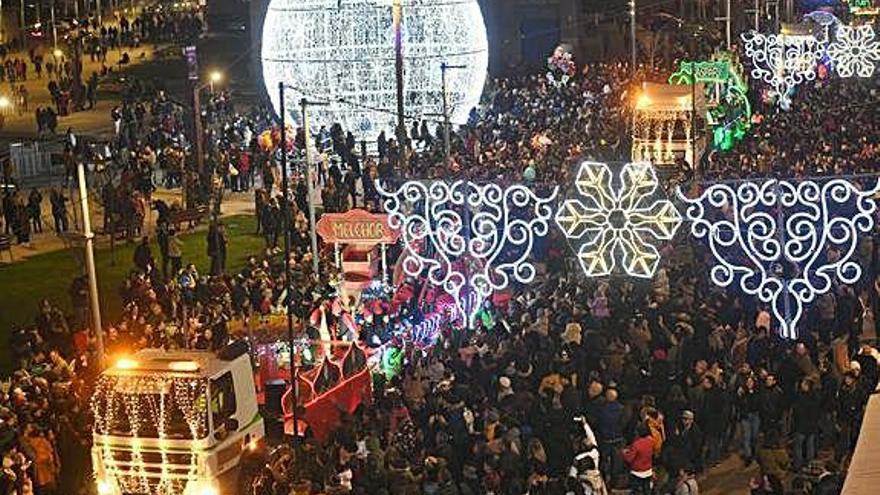 La cabalgata de este año, a su paso por la Marina.