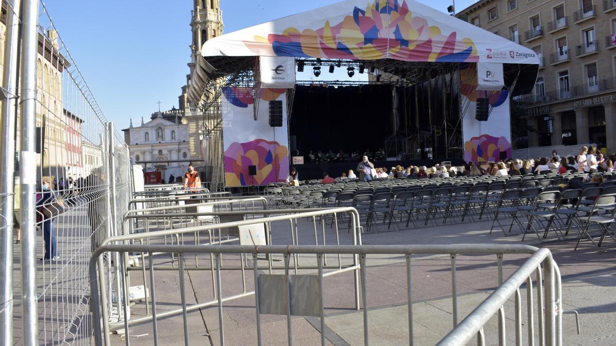 El escenario de la plaza del Pilar sin las mallas de ocultación