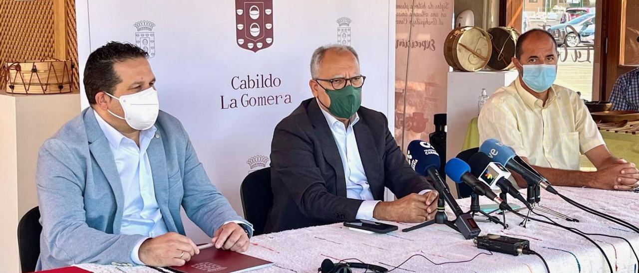 Casimiro Curbelo, junto a Miguel Melo y Salvador Méndez, durante la presentación.