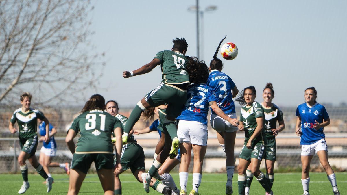 Jugadoras de ambos equipos pelean por el balón.