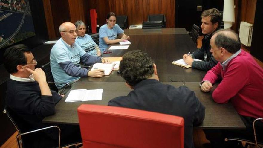 Representantes de la Plataforma de Pontevedra-Marín se reunieron ayer con los portavoces municipales y el alcalde.  // Rafa Vázquez