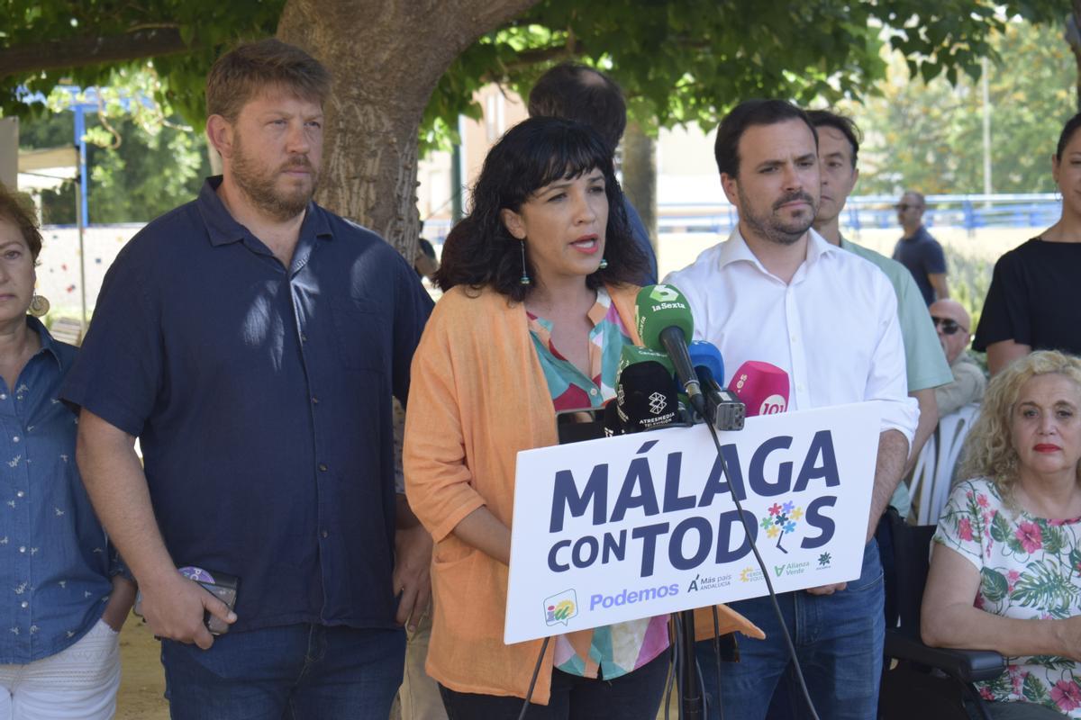 La candidata del frente amplio de izquierda, Toni Morillas, junto a los números 2 y 3, Nico Sguiglia y Remedios Ramos, durante la visita de Alberto Garzón.