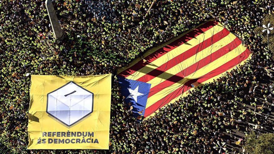 La Plaza de la Constitución de Zamora acoge una concentración en &quot;apoyo al derecho a decidir&quot; de Cataluña