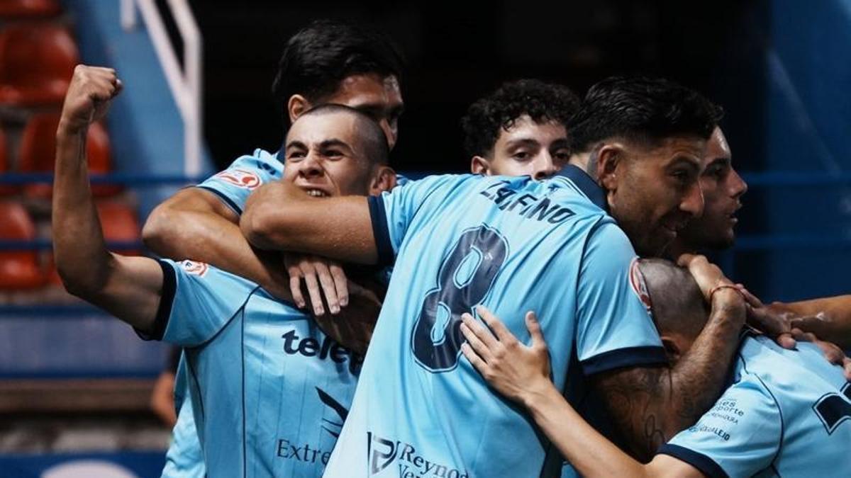 Jugadores del Extremadura celebrando el gol del juvenil Ángel que cerraba la victoria.