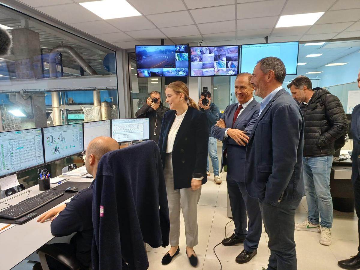 Prohens durante una visita las instalaciones de la desaladora de Palma