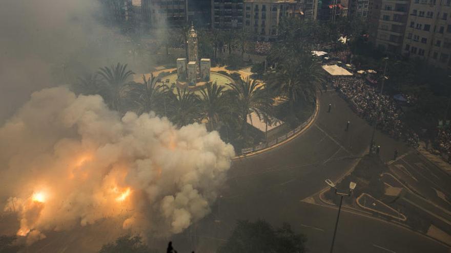 Un instante del terremoto final de la mascletà del alicantino Pedro Luis Sirvent