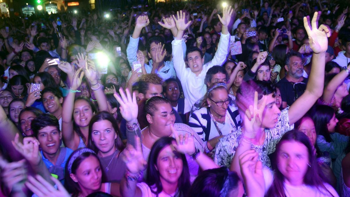 Público en un concierto de Juan Magán, uno de los artistas del Reggaeton Beach Festival de Nigrán, en Pontevedra en 2017