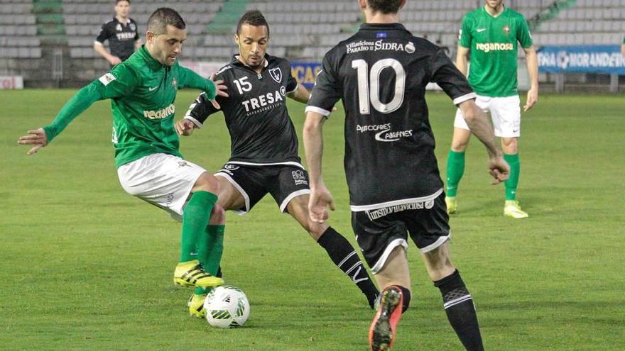 Valdo disputa el balón a un jugador del Racing de Ferrol, con Robert de espaldas.