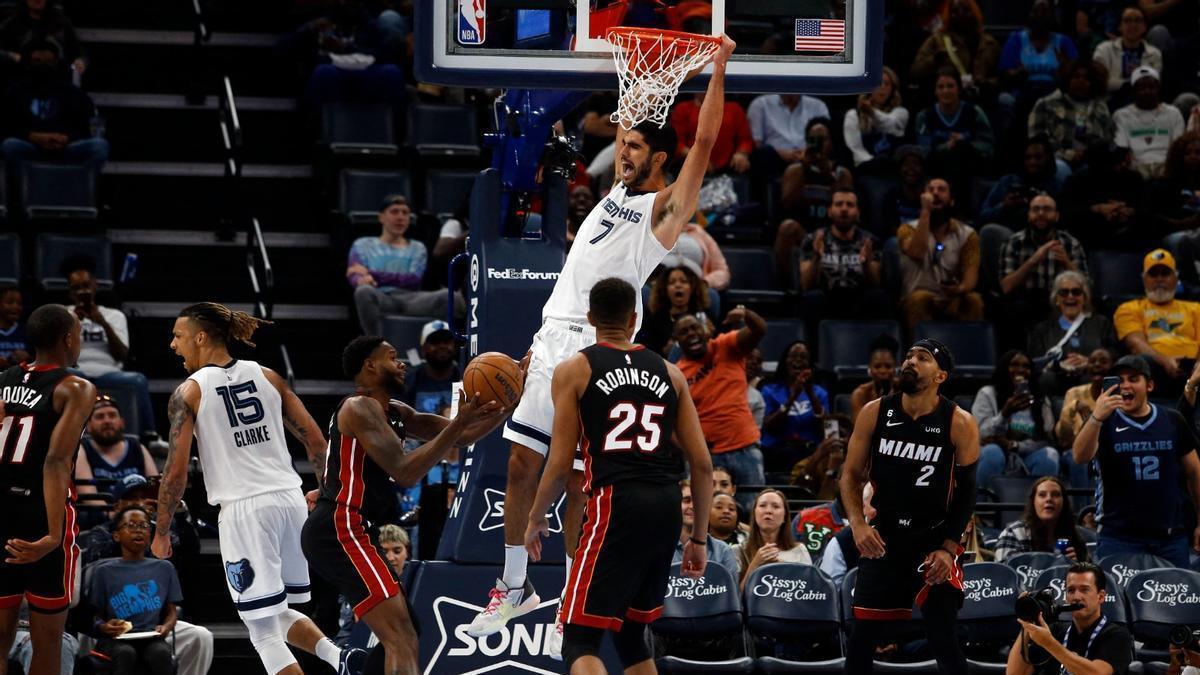 Santi Aldama protagoniza un mate en el choque de esta madrugada ante los Miami Heat