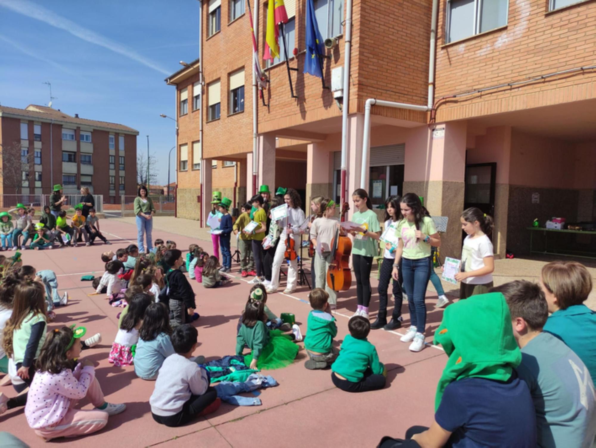 Así de bien lo pasan en el CEIP Buenos Aires de Benavente en la fiesta de St Patrick's Day