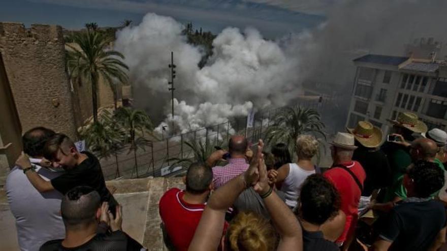 La mascletà de ayer realizó tres terremotos y una multitud de fuegos aéreos.