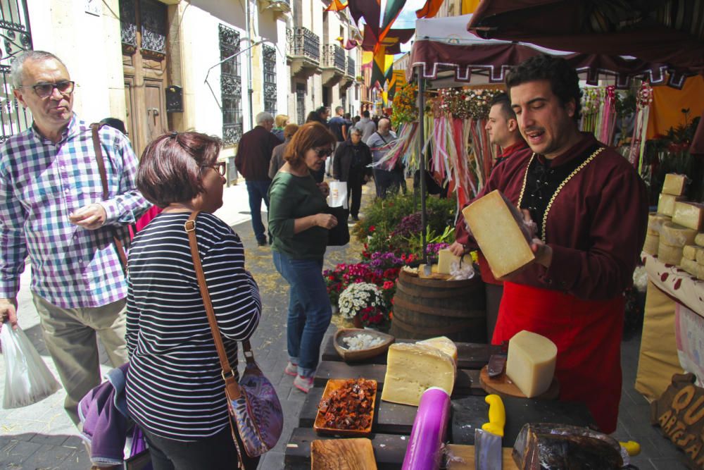 Numerosas personas visitan la Feria de San Isidro para conocer la oferta de los 300 expositores y disfrutar de los actos culturales