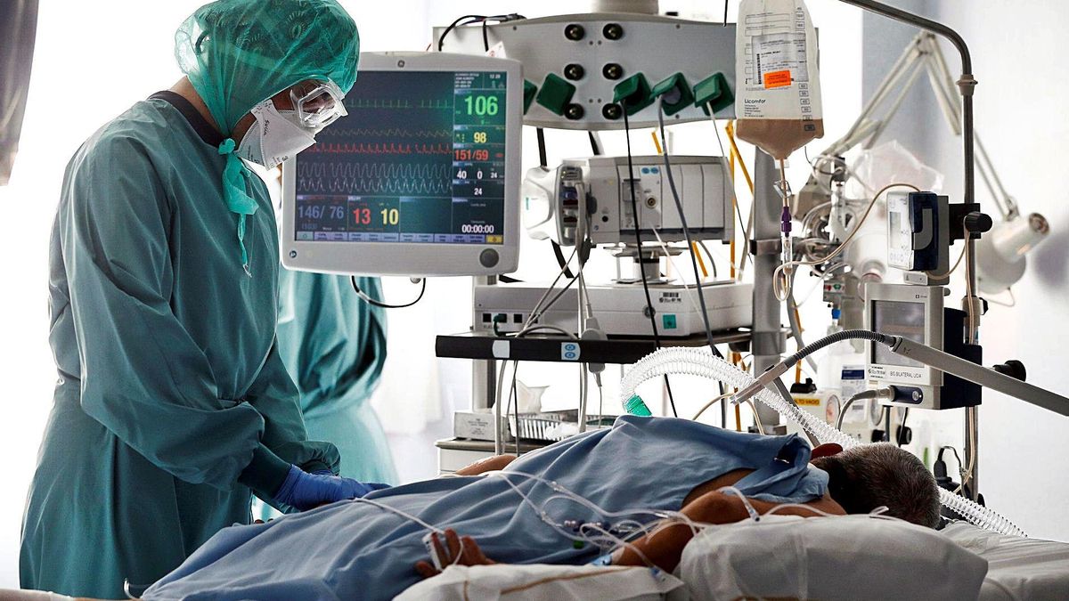 Patient and nurse in the Intensive Care Unit of the General Hospital of Elche. Patient and nurse in the Intensive Care Unit of the General Hospital of Elche.
