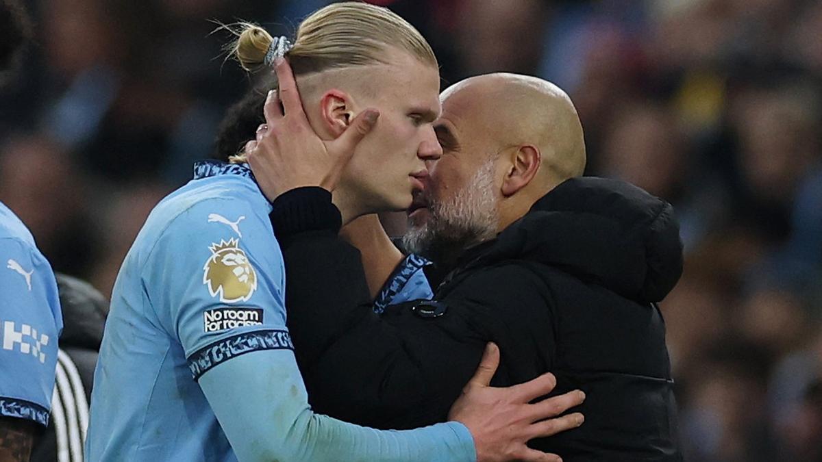 Pep Guardiola, el técnico del City, besa a Haaland tras sustituirlo en los minutos finales del duelo contra el Newcastle.