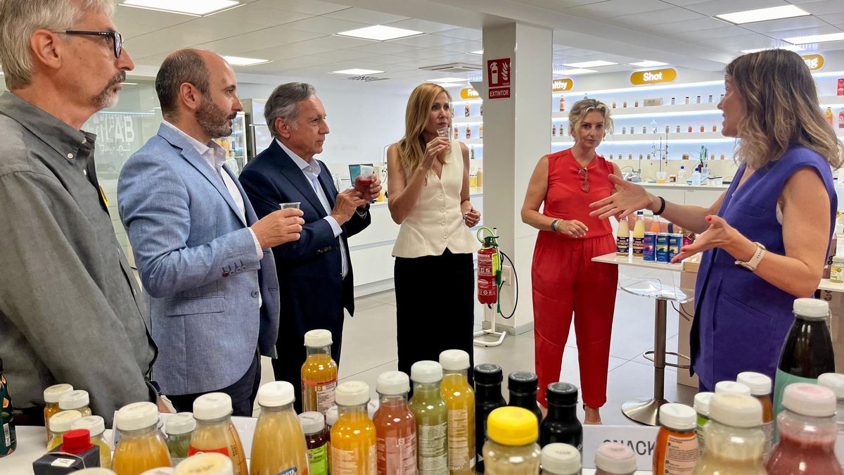 La consejera de Empresa, Empleo y Economía Social, Marisa López Aragón, durante la visita a las instalaciones de AMC Global.