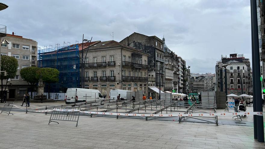 Vigo levanta ya el árbol gigante de Navidad en su nueva ubicación