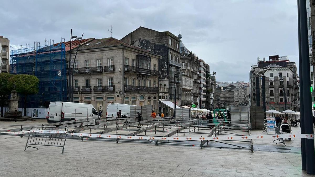 Vigo comienza a instalar el árbol gigante de la Navidad en Vigo 2022.