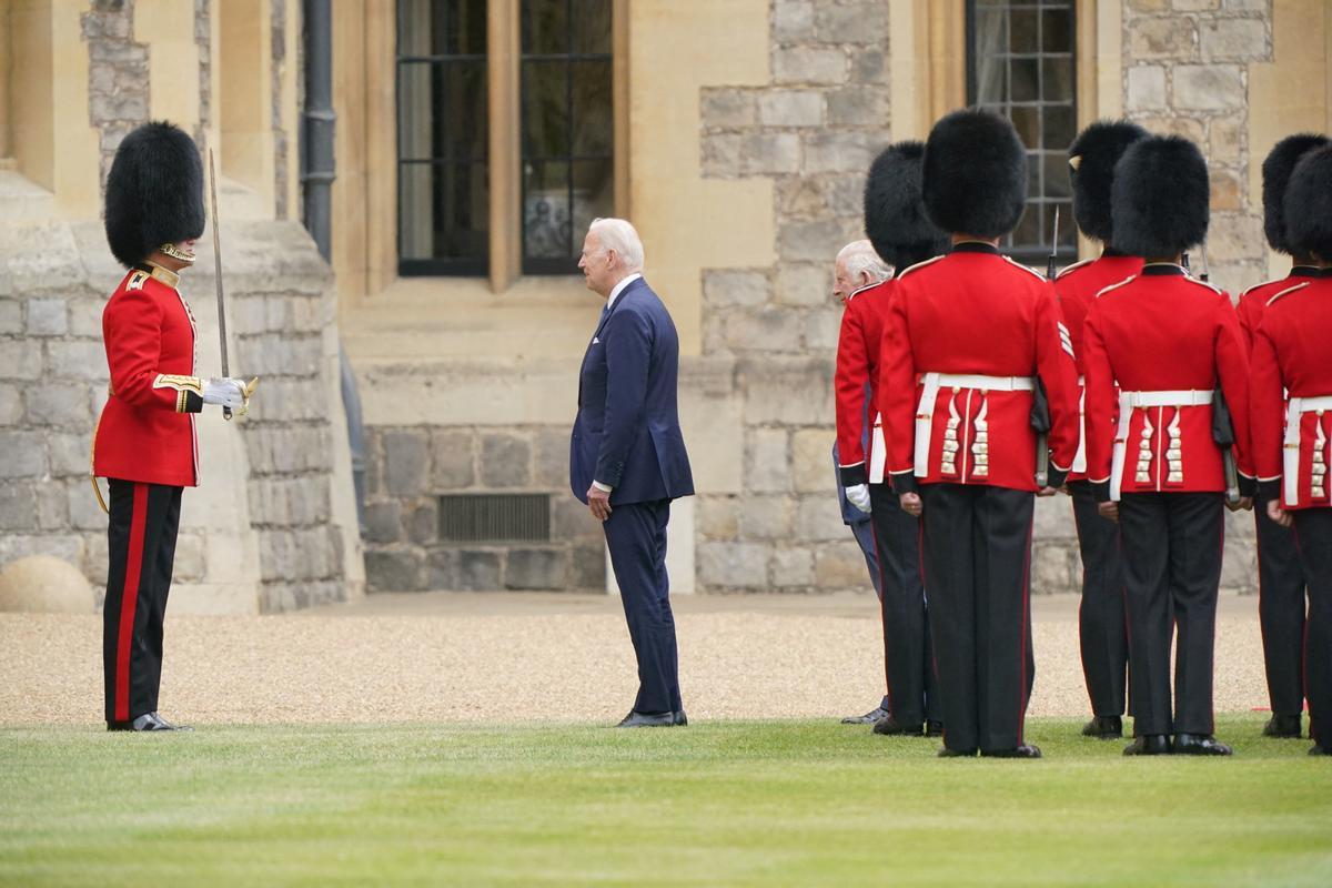 El presidente de los Estados Unidos, Joe Biden, es recibido por el rey Carlos III de Gran Bretaña durante una ceremonia de bienvenida en el Castillo de Windsor