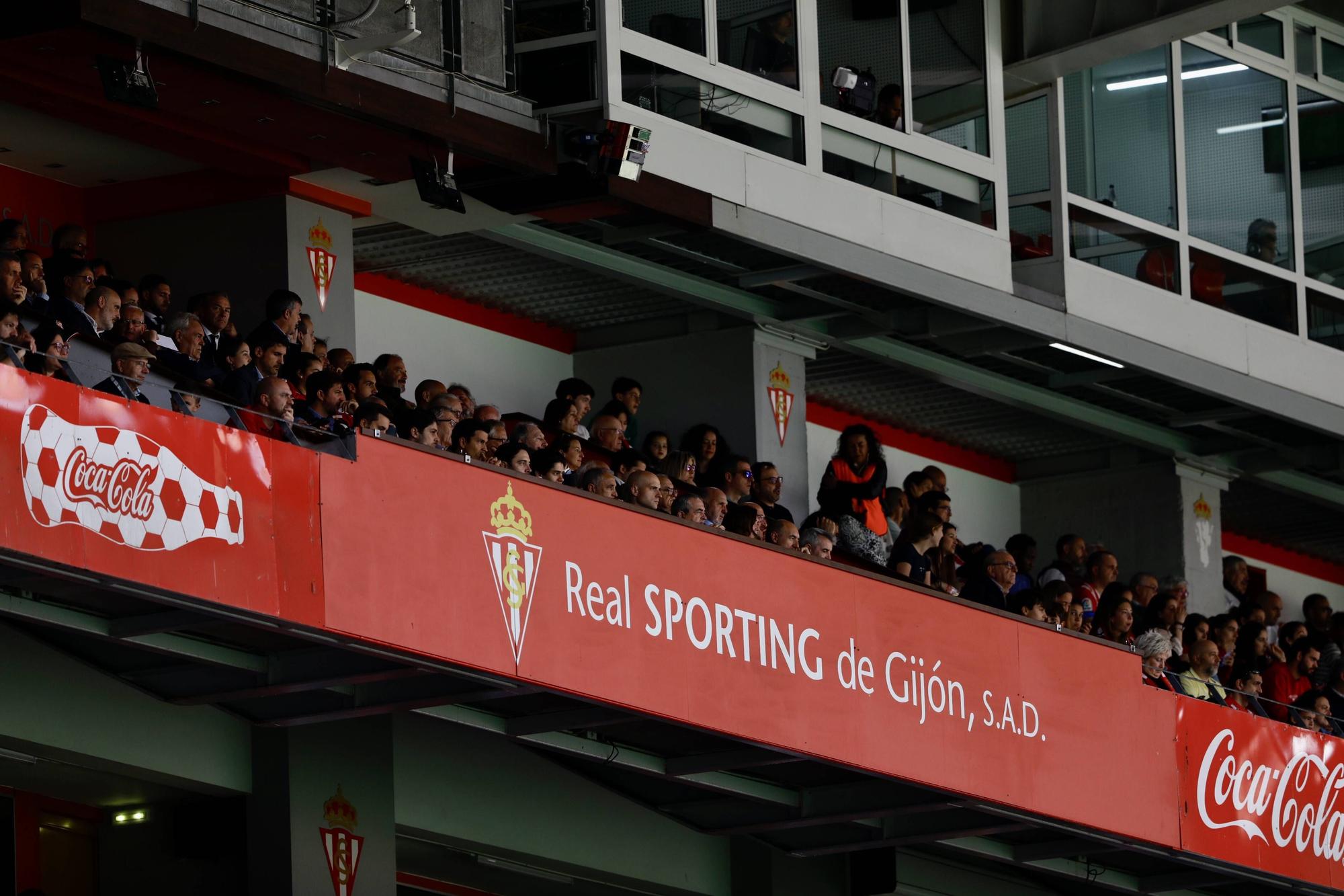 EN IMÁGENES: El Sporting vence al Lugo en El Molinón con un gran ambiente