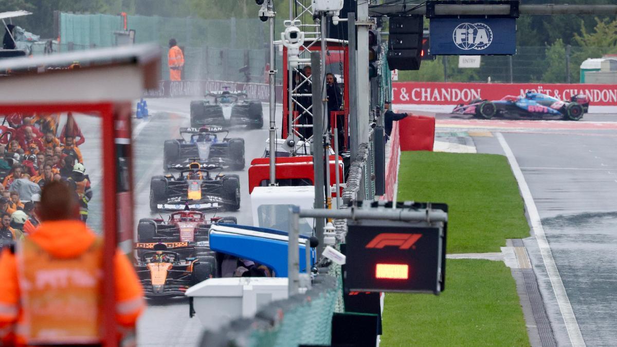 Los monoplazas entran al pit lane tras retrasar el inico del GP de Bélgica de 2025 debido a la lluvia