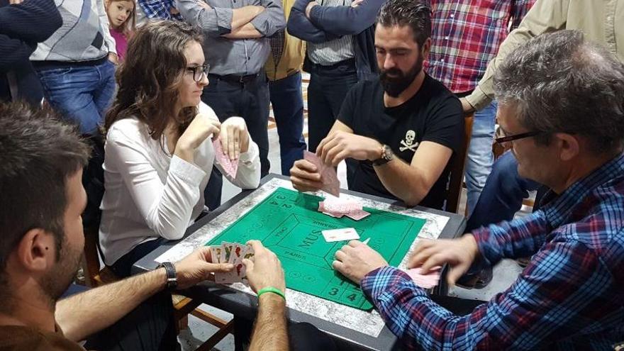 Las dos parejas disputando la final de cotos en Muro.