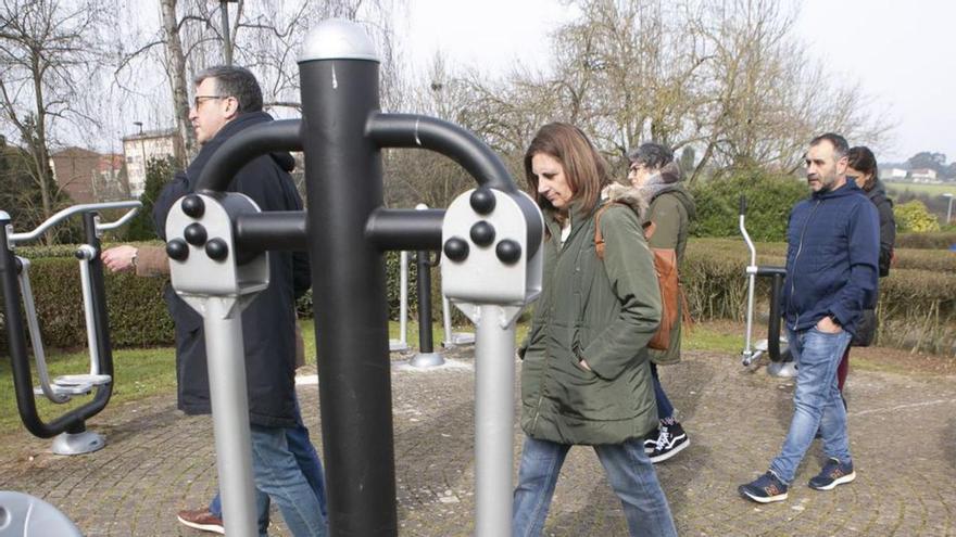 Mariví Monteserín prueba in situ el nuevo equipamiento del parque de La Carriona