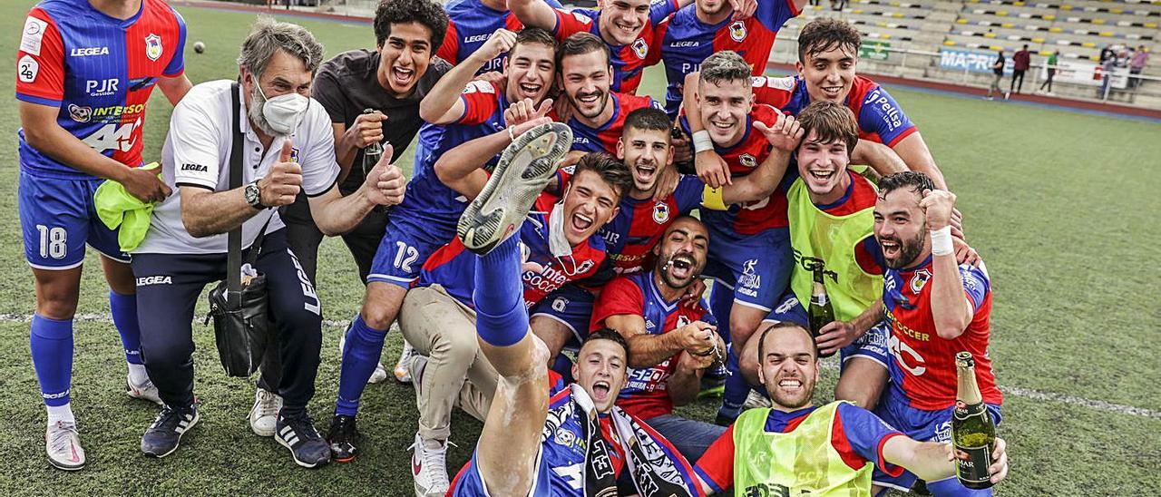 Los jugadores del Langreo B celebran el ascenso en el Hermanos Antuña. | Irma Collín