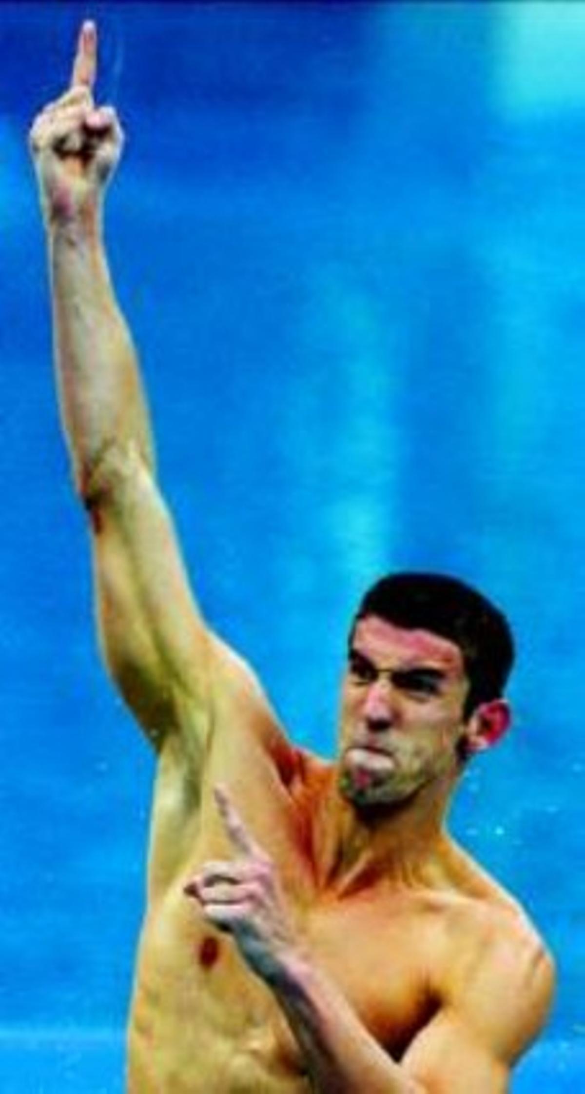  Memorable Phelps celebra la seva vuitena medalla d’or, ahir.