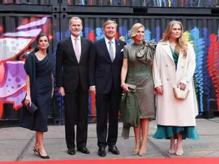 Los Reyes acaban su visita de Estado en los Países Bajos en el Museo Straat de Ámsterdam