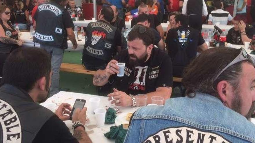 Un grupo de motoristas en una parada de descanso en Cines.