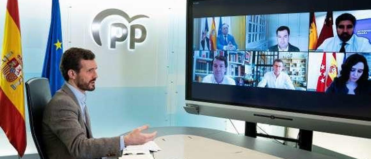 Pablo Casado durante su reunión con los presidentes del PP. // FDV