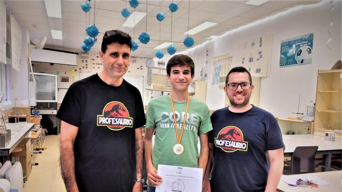 Álvaro Mairlot, en el centro con el galardón de la Olimpiada de Física y junto a sus profesores preparadores del Azud de Alfeitamí