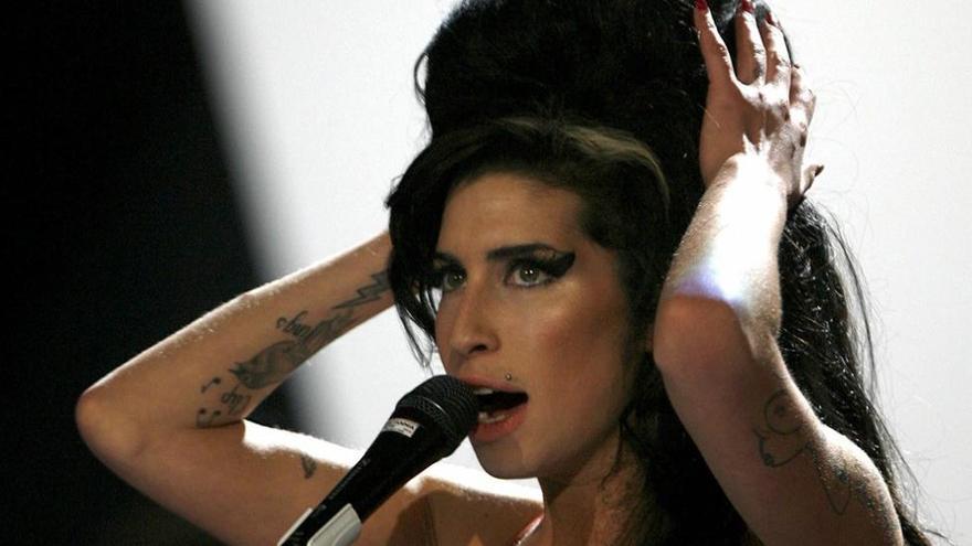 Amy Winehouse y su famoso moño.