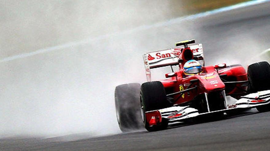 Fernando Alonso de Ferrari conduce su monoplaza en el circuito de Hockenheim