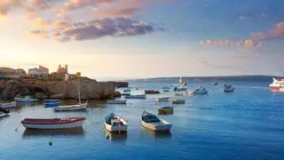 La isla habitada más pequeña de España quiere independizarse: 50 vecinos, 30 hectáreas y un pueblo amurallado que fundó Carlos III