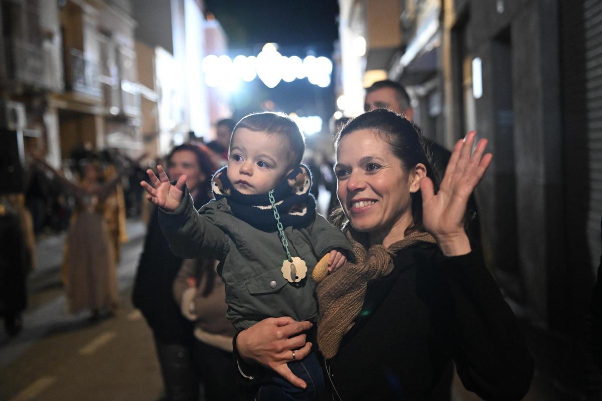 Miles de personas contemplan la Cabalgata de despedida de los Reyes Magos en Orihuela