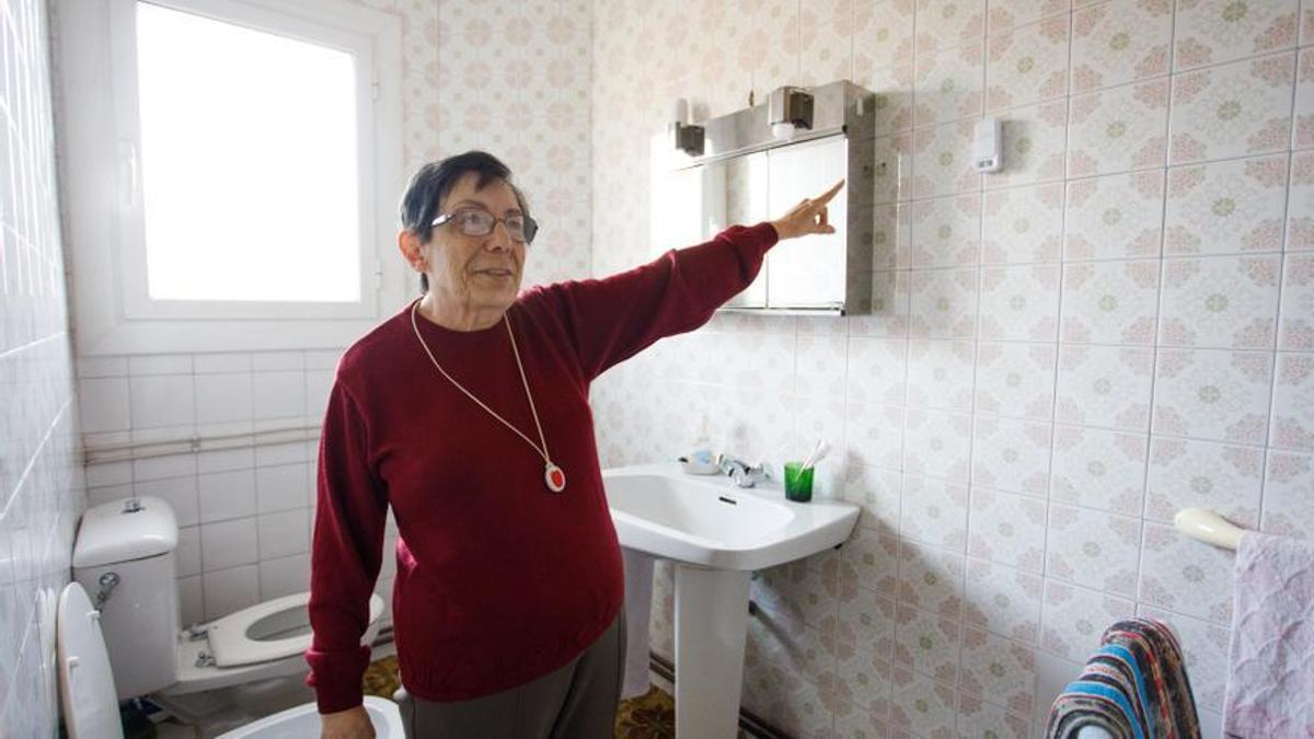 Antonia Torras muestra uno de los sensores de movimiento que tiene instalados en el baño de su casa.