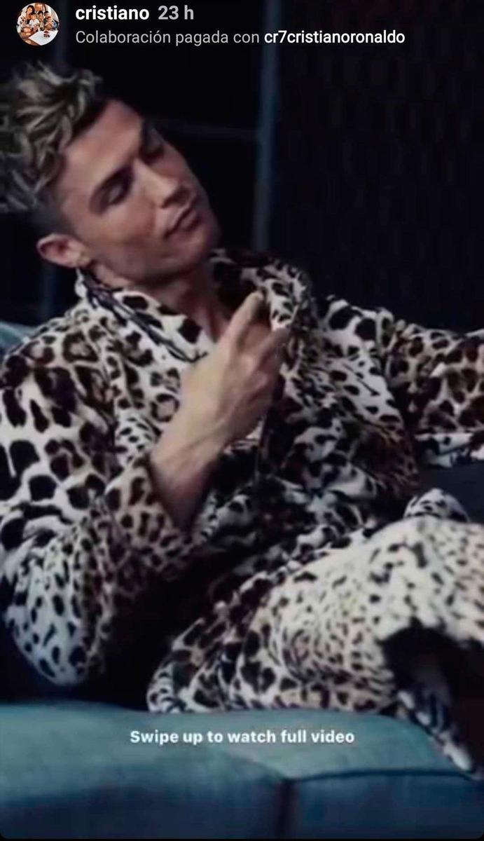 Cristiano Ronaldo en bata de leopardo