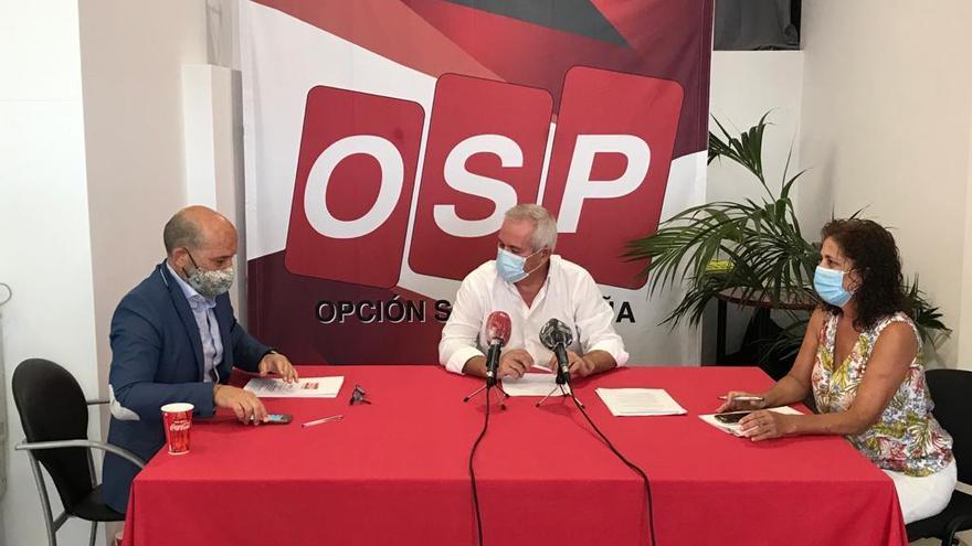 Los concejales de OSP y una de sus representante en los distritos, durante una reunión.