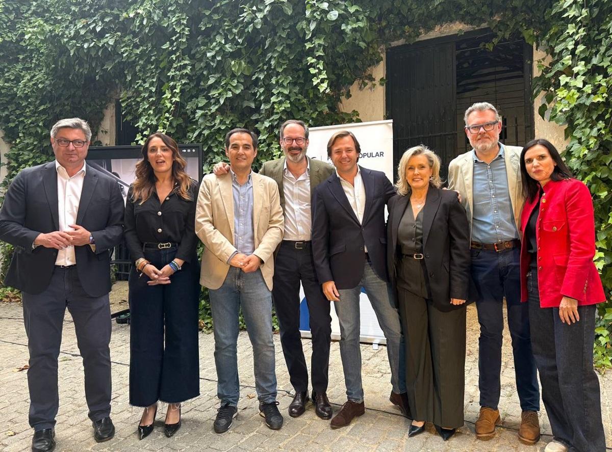 Miembros de la candidatura del PP al Parlamento andaluz por la provincia de Córdoba, con el cabeza de lista, Antonio Repullo (4d), este viernes en Puente Genil.