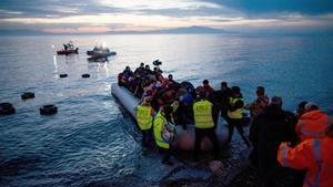 Un grupo de refugiados llega en un bote inflable desde Turquía a la isla griega de Lesbos, cerca de la ciudad portuaria de Mitilini.