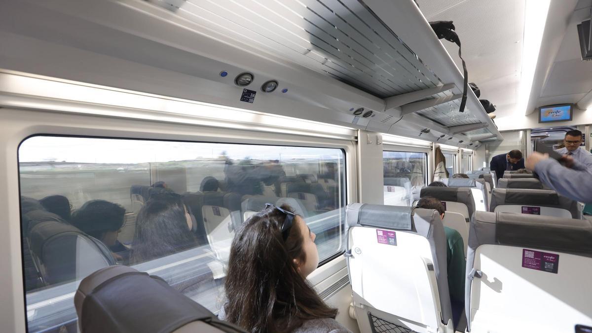 Una viajera en un tren que conecta Asturias con Madrid