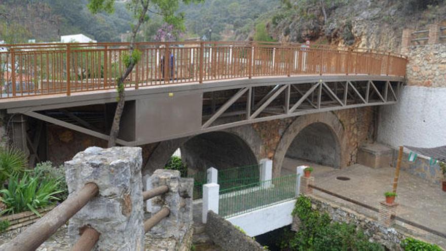 Vista de la nueva pasarela peatonal instalada sobre el río.